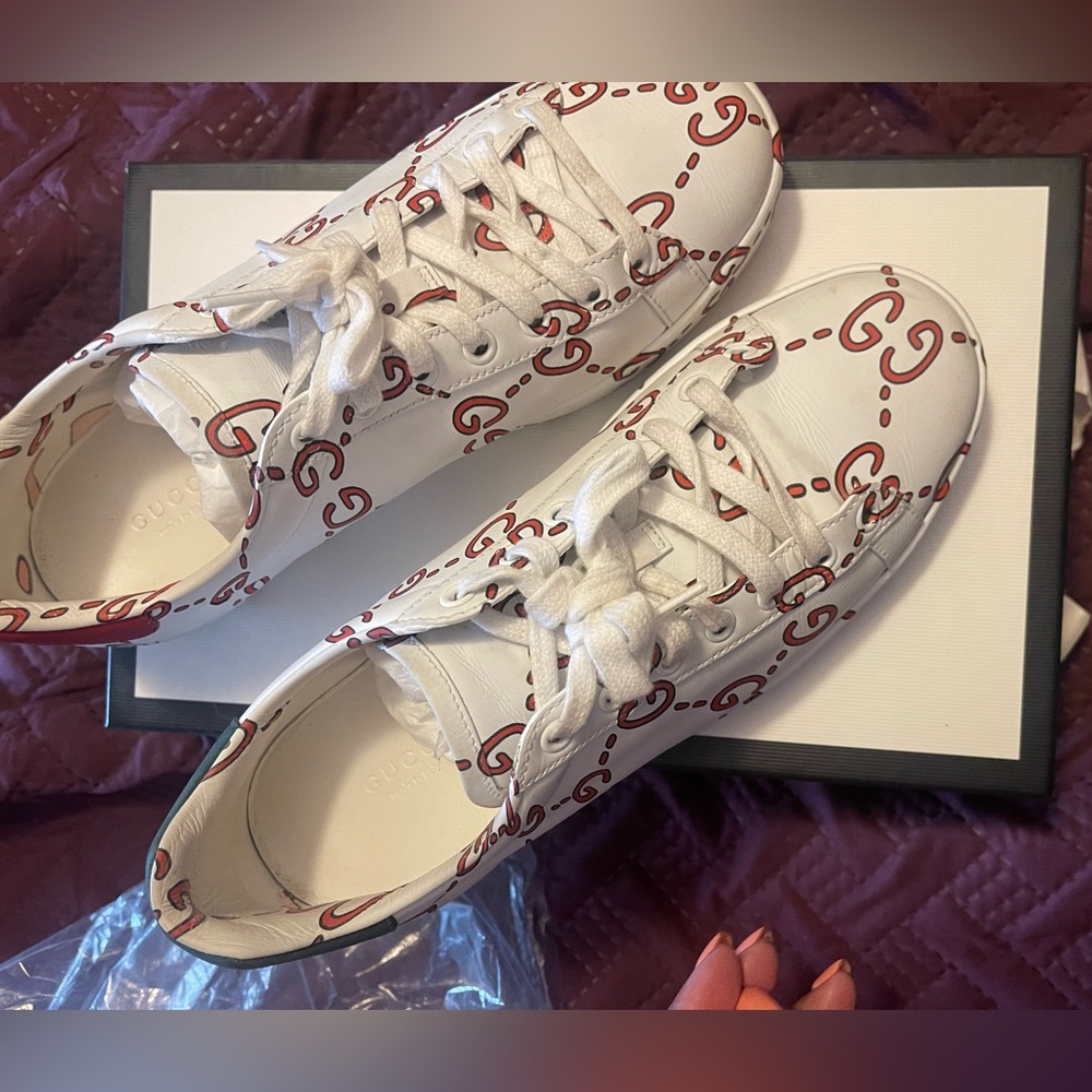 Woman Gucci sneakers!!
